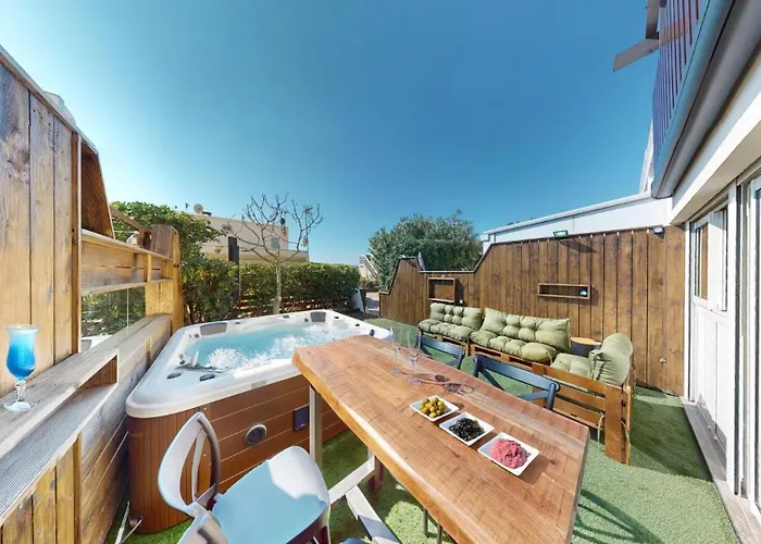 Desir Village Naturiste Jardin Et Jacuzzi アパート アグド